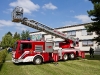 Die Drehleiter der Berufsfeuerwehr Darmstadt wird in Position gebracht